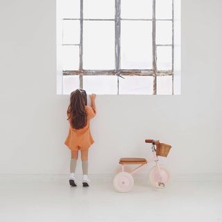 The Banwood Trike is a vintage designed tricycle. Featuring a soft padded oak seat, vegan leather details, wooden oak pedals, a cute wicker basket in front for packing the essentials and six different colors to choose from.Discover our Trike Collection on #Banwood.com