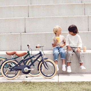 Vintage designed 16” bikes equipped with our iconic wicker basket, detachable training wheels, front and rear brake and unique rosewood pedals.#banwood