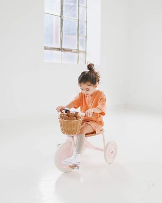 This little ride has a soft padded oak seat, oak wood pedals and our iconic wicker basket in front for packing the essentials for a day’s adventure